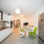 Rock In N Pools Resort-parking Năvodari