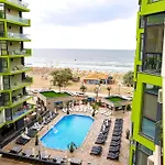 Rock In N Pools Resort-parking