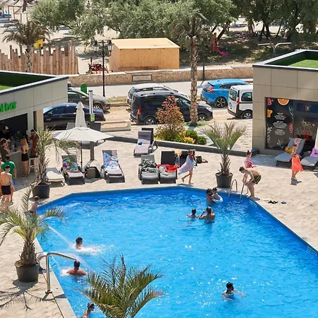 Rock In N Pools Resort-parking * Năvodari